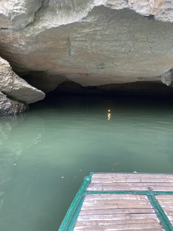 陸龍灣 Thánh Trượt Cave (聖人滑一跤洞)洞口