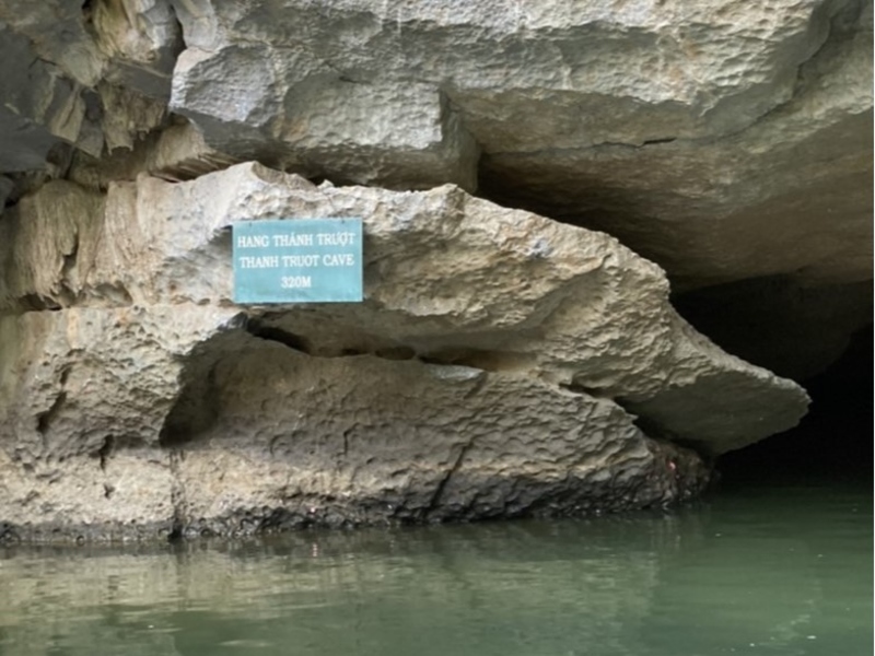 陸龍灣 Thánh Trượt Cave (聖人滑一跤洞)