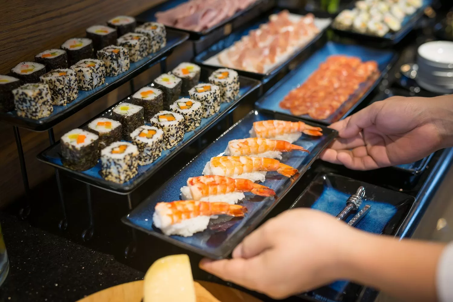 河內住宿: Bespoke Trendy Hotel Buffet sushi